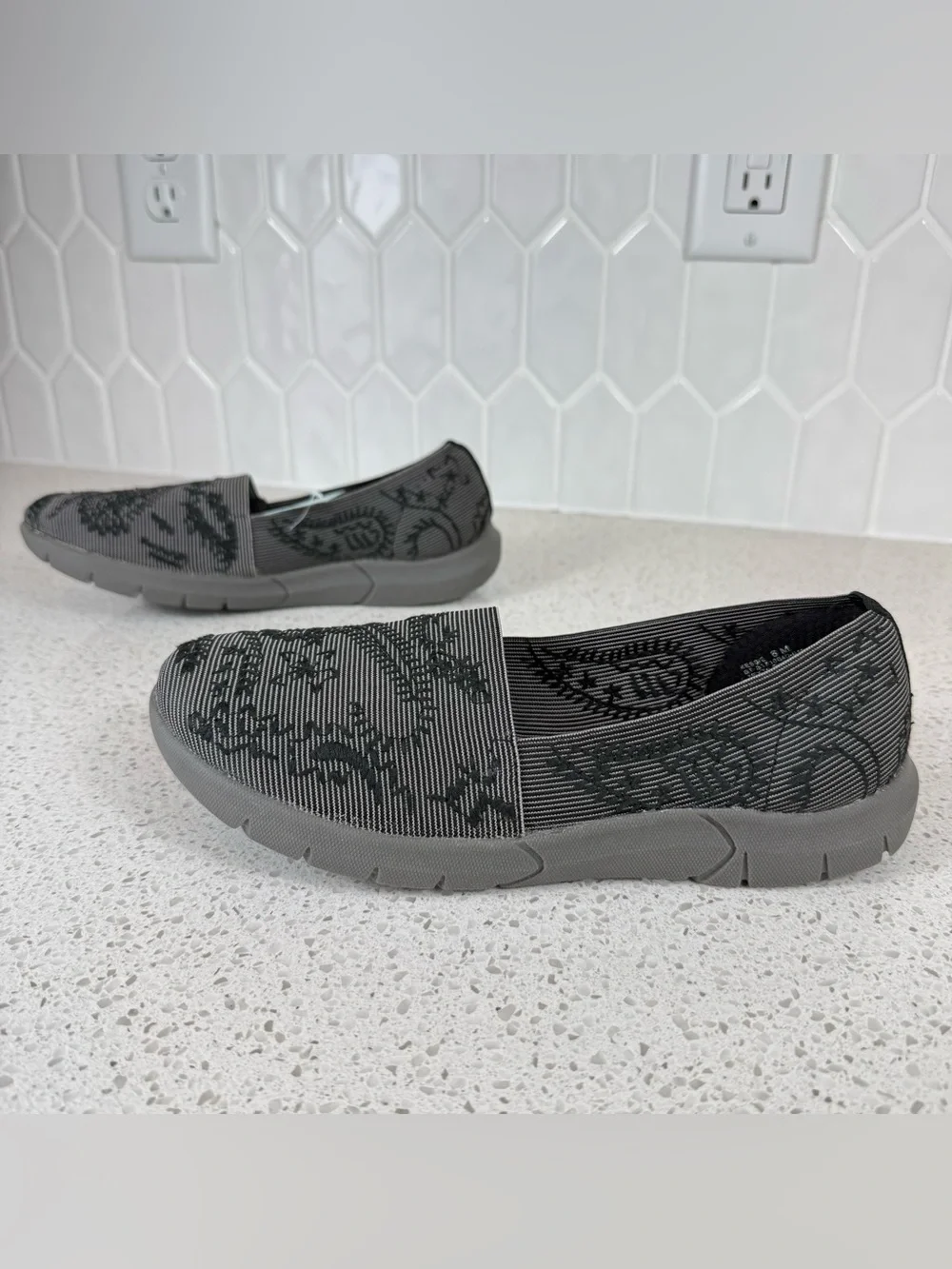 NWT Baretraps Kessie Memory Foam Slip On Comfort Flats Gray Black Womens 6M